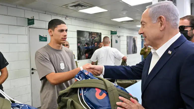 Netanyahu at recruitment center