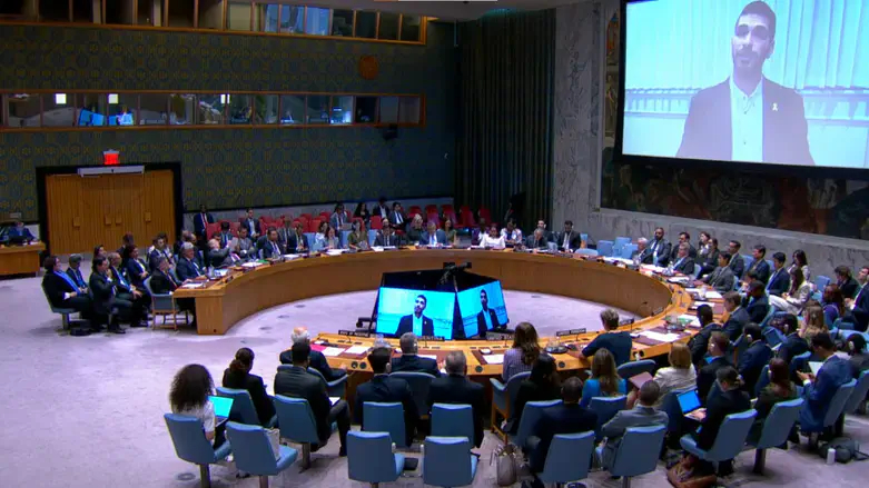 Илай Давид выступает на конференции ООН