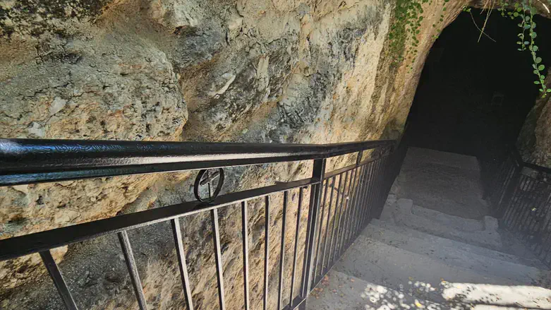 מעקה הצלבים בכניסה לקברי הנביאים