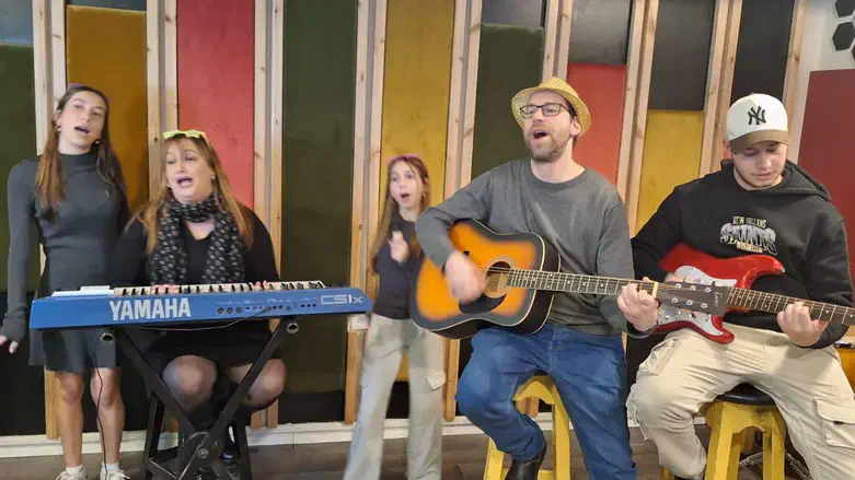 הקלטת שיר משפחתי באולפן