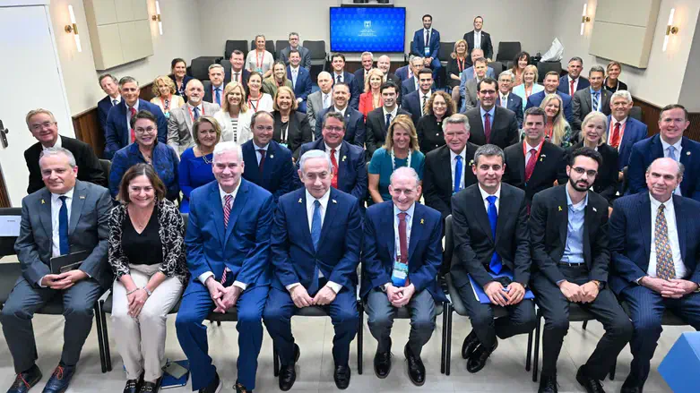 Netanyahu with the delegation