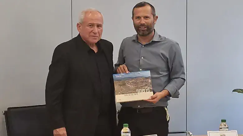 ישראל גנץ ואבי דיכטר