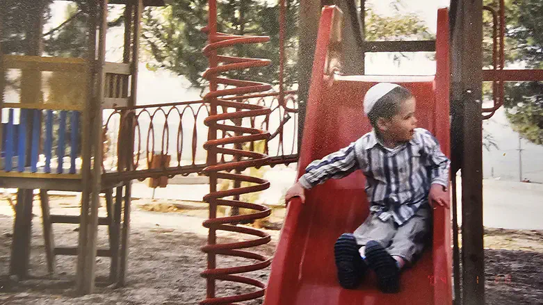 אלישע ירד כילד בגינה בשאנור