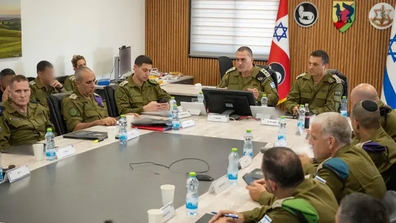 Эяль Замир в штабе командования Южным военным округом