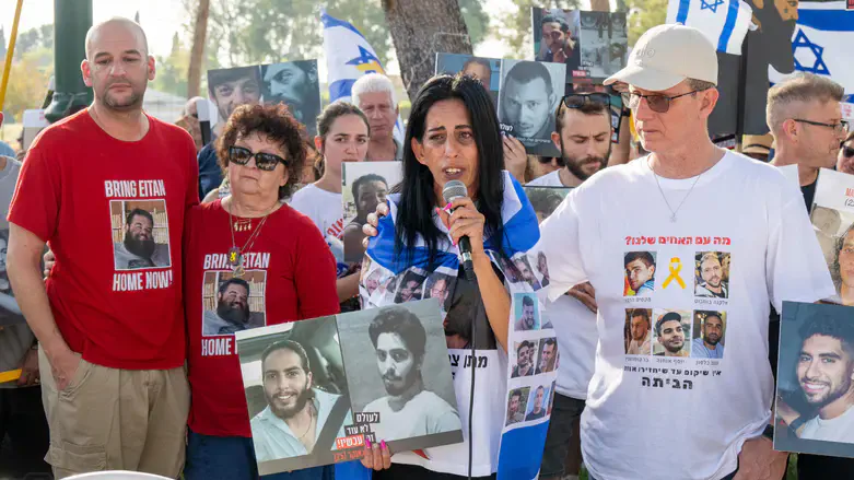 Hostage families protest outside Katz's home