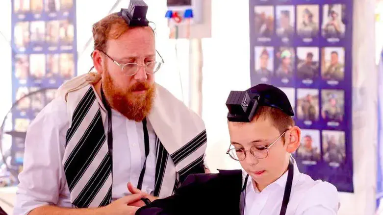 ברל'ה קרומבי עם בנו מנדי בהנחת התפילין