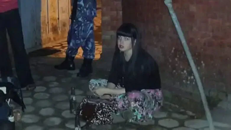 Хани Лифшиц ждет снаружи тюрьмы