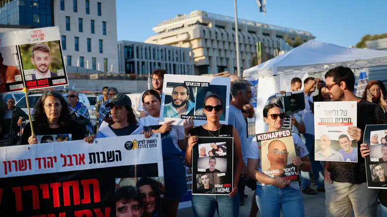 Hostages' families protesting