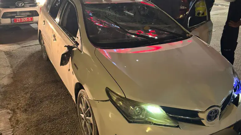 Автомобиль, который подвергся нападению в арабской деревне Мухмас