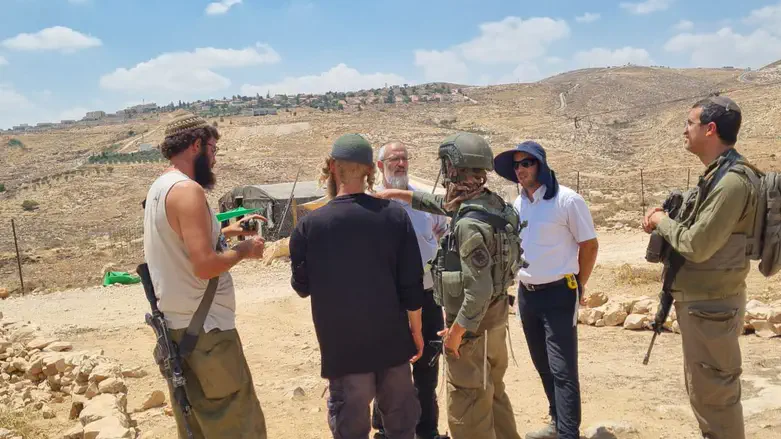 בדיקת העירוב בחווה חקלאית ליד פני חבר