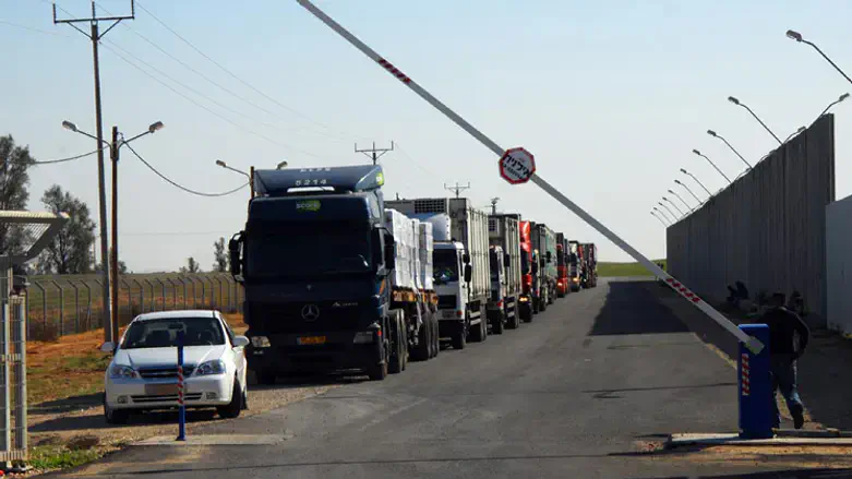 Aid trucks waiting at Kerem Shalom Crossing