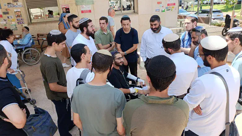 איתן מאיר סבג עם חבריו לישיבה