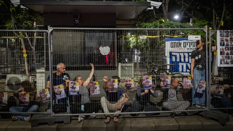 מפגינים למען החטופים ברחוב עזה בירושלים