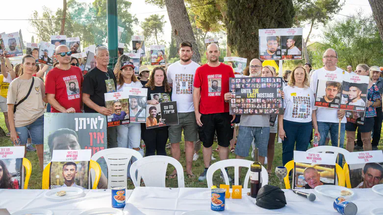 Hostage families hold Shabbat reception outside DM Katz's home