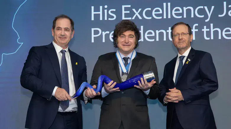 Javier Milei (C) holds Genesis Prize with Stan Polovets (L) and Isaac Herzog (R)