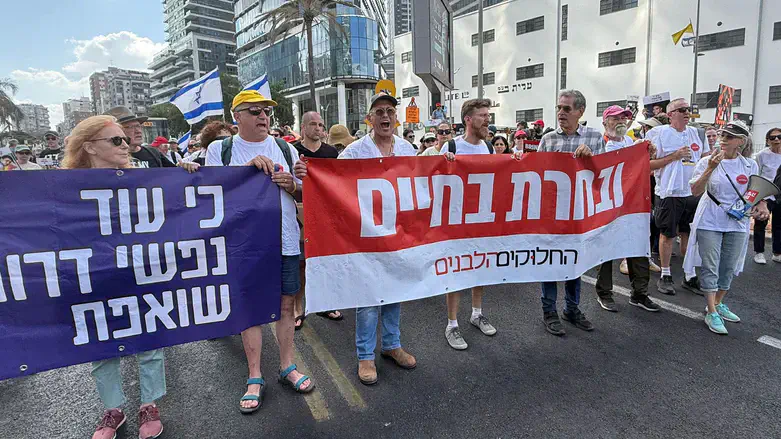 Протестующие, заблокировавшие движение транспорта