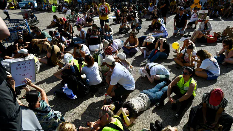 Demonstrators at Hostages Square take cover