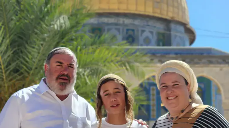 הסבתא והסבתא עם הנכד