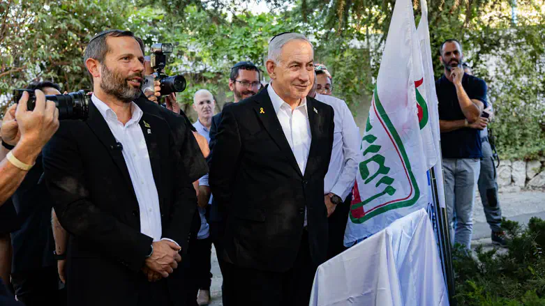 עם נתניהו בביקור בעפרה. ישראל גנץ