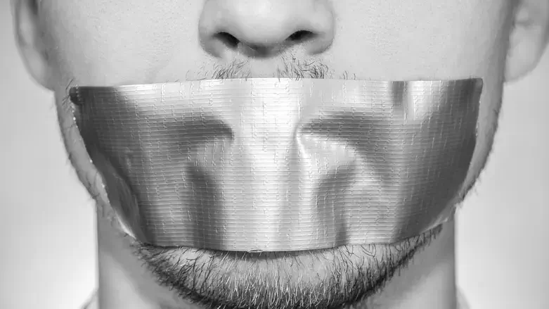 זכות השתיקה, סתימת פיות