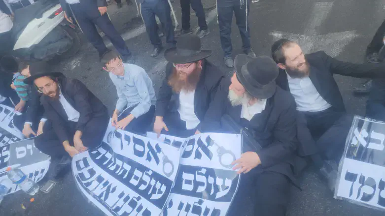 Haredi protesters block Route 4