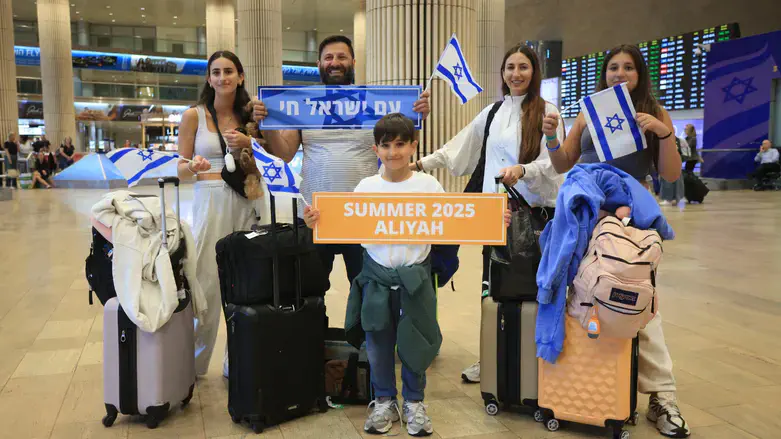 New olim at Ben Gurion airport