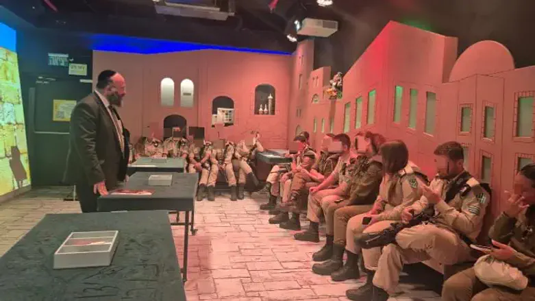 הרב עמאר עם חיילים