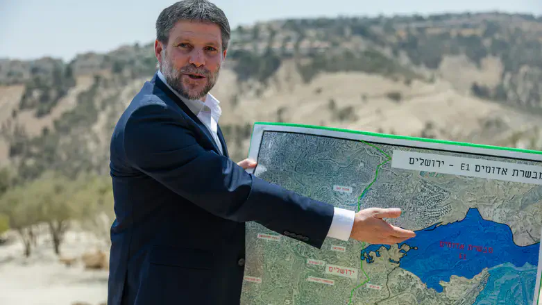 סמוטריץ' מציג את התכנית בנייה ב-E1