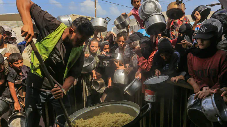 Distributing food in Gaza (illustrative)