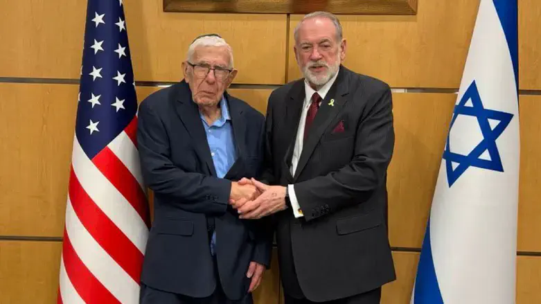 מייק האקבי ביומהולדת 95