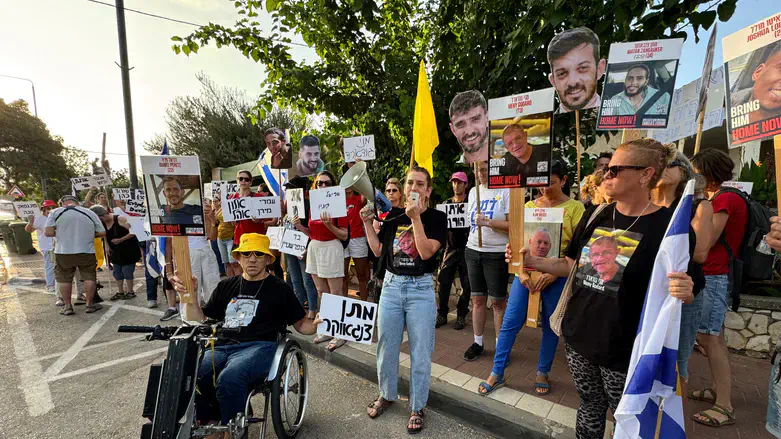 Protest outside Minister Sa'ar's home