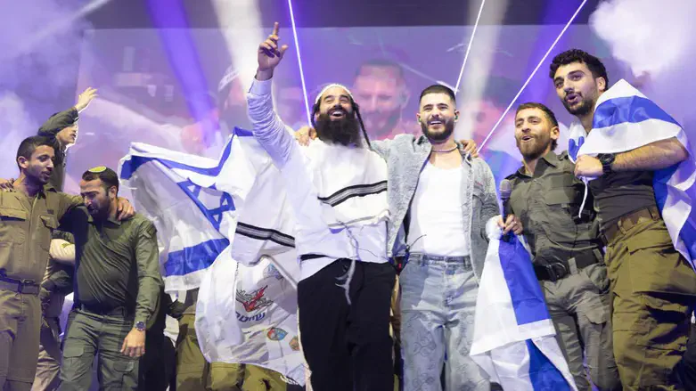 עדן חסון בהופעה