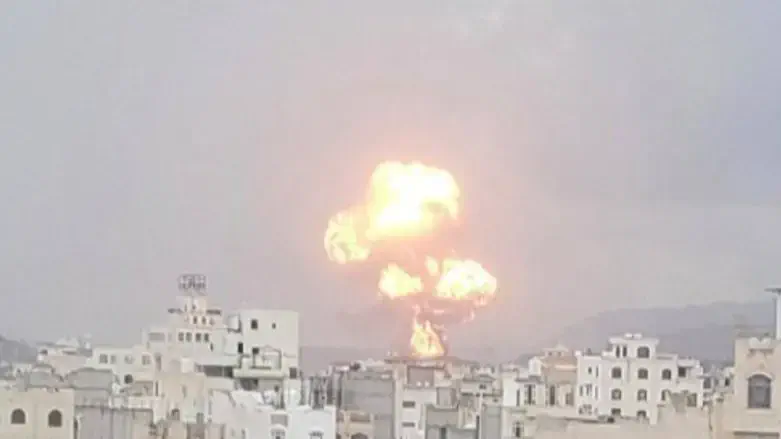 Авиаудар, нанесённый постолице Йемена, Сане. Иллюстраця