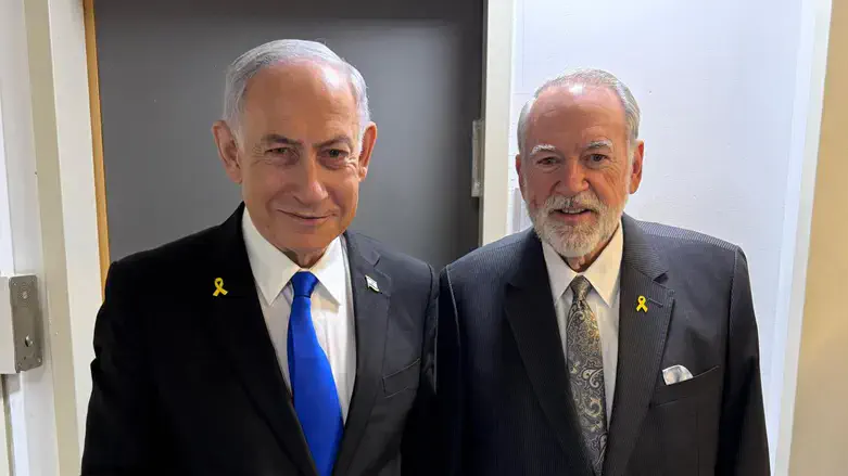 Benjamin Netanyahu (L) and Mike Huckabee (R)