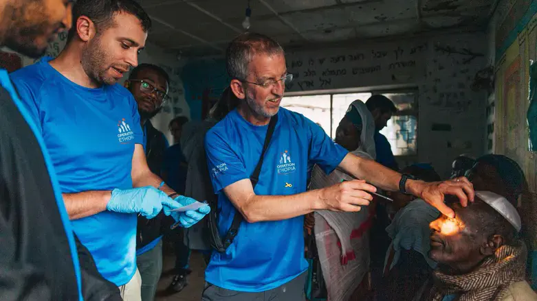 Профессор Хартштейн лечит пациента в Эфиопии