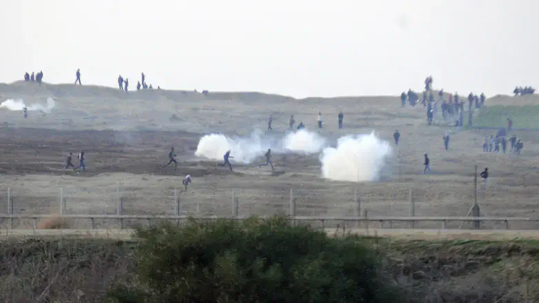 Terrorists storm Gaza fence