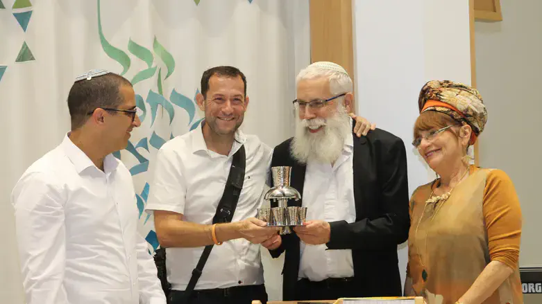 Раввин Реувен Аузиэль с супругой и Йоси Даганом