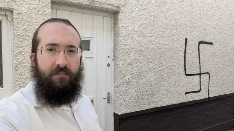 הרב אלפרוביץ' על רקע ביתו