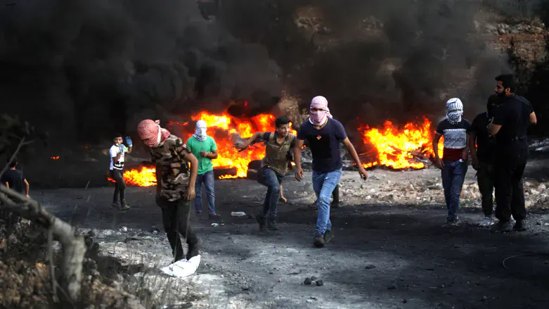 Palestinians burn tires