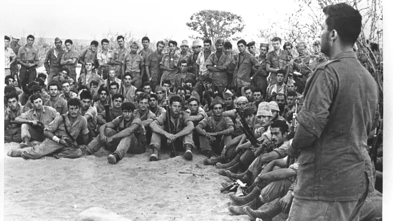 שרון בתדרוך לפני פעולה