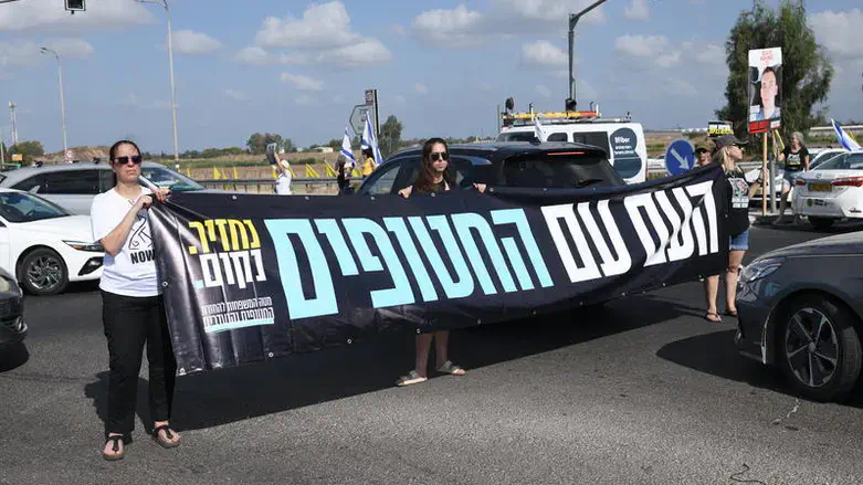 Protesters block a road. Archive