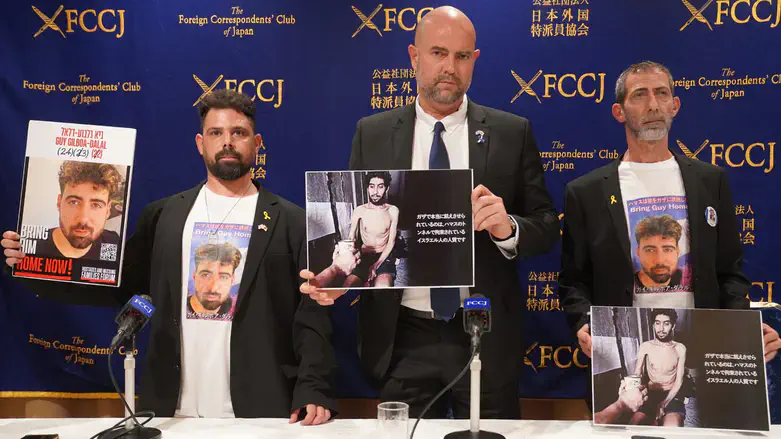 Отец и брат Гая Гильбоа-Далаля со спикером Кнессета, Амиром Оханой