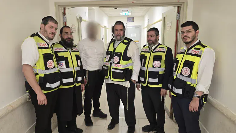 האב הנרגש עם המתנדבים