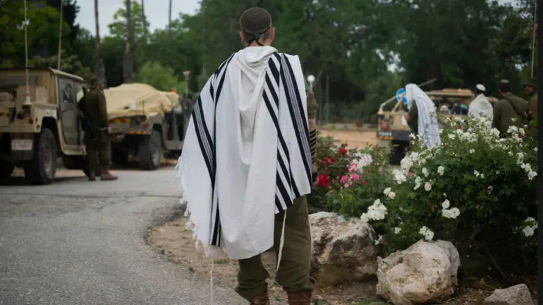 לוחם מפלוגת תומר במהלך תפילה