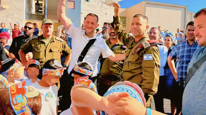 אבי בלוט ויוסי דגן עם התלמידים בתפוח