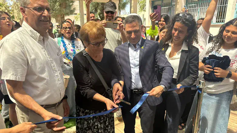 Поврежденная школа возвращается к работе