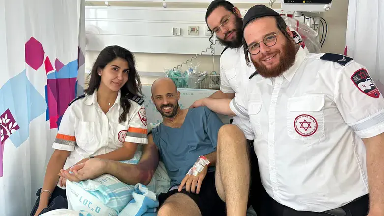 דניאל אמוץ עם המתנדבים