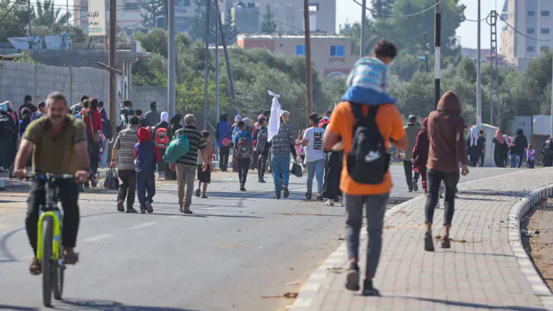 Gazans attempt to evacuate southwards