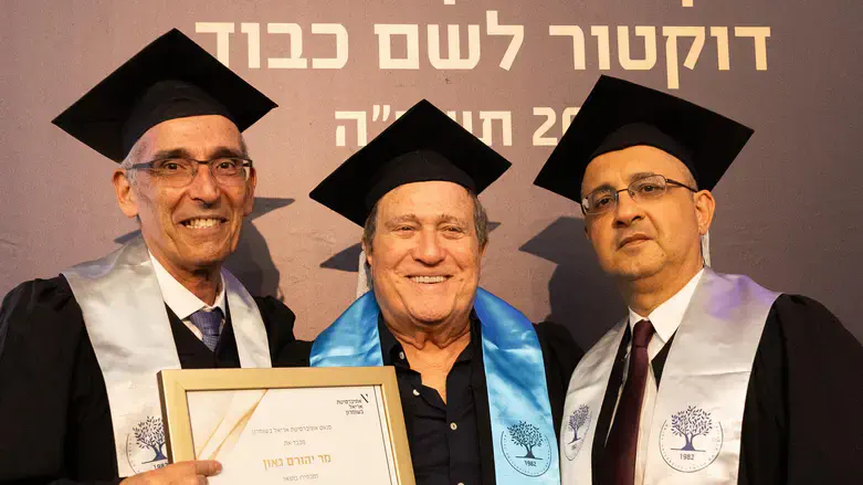 יהורם גאון במעמד