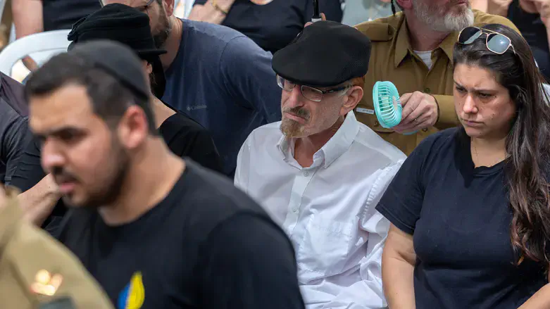 Раввин Яаков Месбахер на похоронах сына